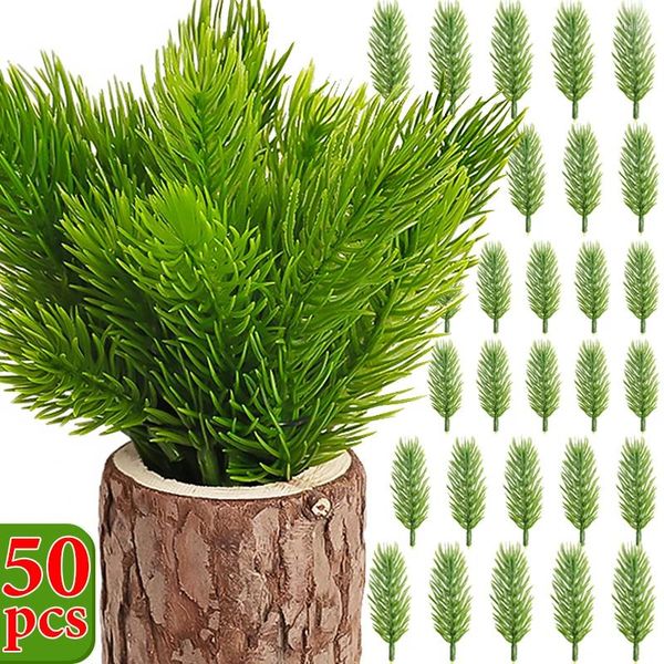 Flores decorativas 50/10 piezas ramas de pino de nieve artificiales DIY plantas falsas verdes agujas hojas árbol de Navidad corona boda decoración del hogar