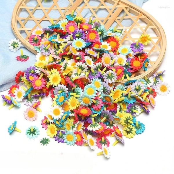 Flores decorativas 50 Pcs/Bag 4cm Mix Silk Sunflower Flower Artificial Home Party Decoración Accesorios de álbumes de recortes Diy Falso