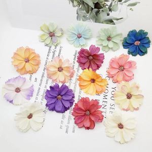 Fleurs décoratives 50 pièces 4.5 cm artificielle Mini marguerite fleur soie fausse couronne de bricolage Scrapbook pour mur maison fournitures de décoration de mariage