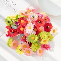 Flores decorativas 50 Uds 4cm girasol artificial flor falsa hecha a mano DIY tocado simulación Margarita accesorios seda cruda pequeña