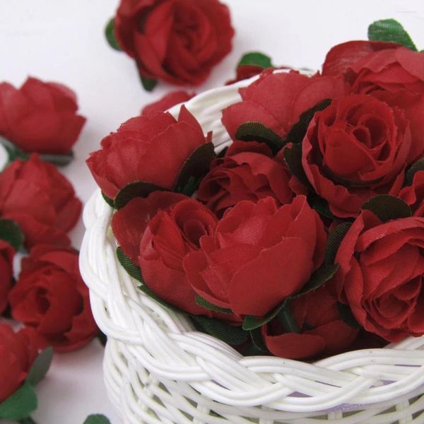 Fleurs décoratives 50pcs Roses artificielles fleur 3cm pour les douches de mariage bandeau artisanat rouge