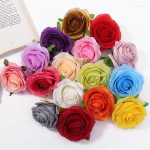 Fleurs décoratives 50pcs / lot de haute qualité Roses de soie têtes de fleurs de mariage décoration de maison de Noël bricolage Broche accessoires de mariée artificielles