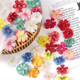 Fleurs décoratives 50pcs Silk Artificiel 6 Pétales Fake Head Wedding Home Decorations DIY Artisanat Couronne de poignet Accessoires de décoration