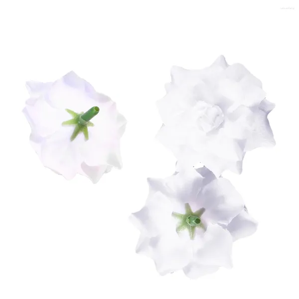 Fleurs décoratives 50pcs têtes de fleurs de rose en soie pour l'embellissement des vêtements de chapeau (blanc)