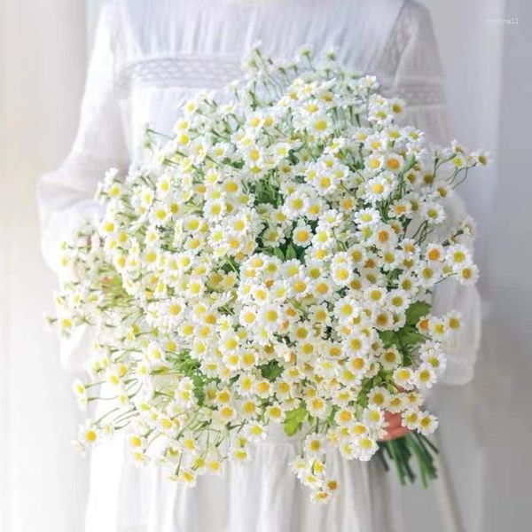 Flores decorativas 54cm estilo pastoral de 30 cabezales de manzanía artificial crisantemio salvaje decoración del hogar flower pogray shosps sosteniendo