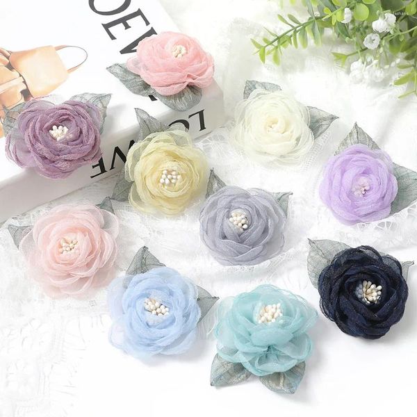 Fleurs décoratives 5pcs 5,5 cm en mousseline de mousseline Fleur tête de fleur artificielle avec feuilles pour les vêtements accessoires de cheveux robes décoration de mariage