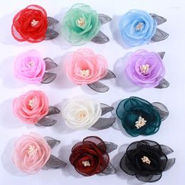 Fleurs décoratives 5pcs 5 cm Tissu en satin brûlé avec étamines pour la décoration de tissu de robe.