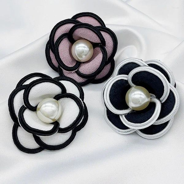 Flores decorativas 5 uds 6CM centro de perlas tela blanca y negra Camelia rosa artificial para ropa sombreros bolsas decoración