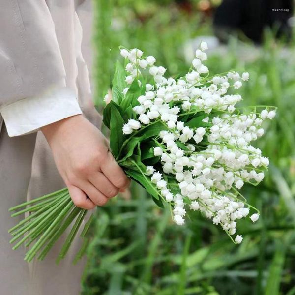 Fleurs décoratives 5pcs Bouquet de mariage de Bluebell de lys artificiel peut convenir à la fête de jardin de famille