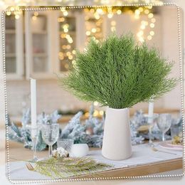 Flores decorativas 5 piezas de plantas artificiales ramas de agujas de pino planta falsa árbol de Navidad guirnalda DIY ramo corona boda decoración del hogar