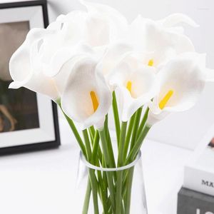 Flores decorativas 5 piezas artificiales toque real de toque calla planta de planta el hogar la decoración del jardín de bodas pup espuma falsa de loto blanco