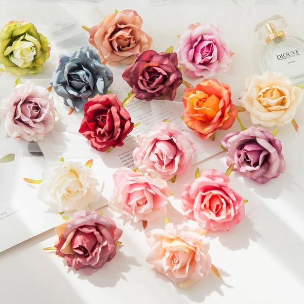 Fleurs décoratives 5pcs roses artificielles têtes de mariage couronnes de mariage décoration intérieure fausses plantes de Noël matériaux de décoration de gâteau de Noël