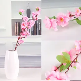 Fleurs décoratives 5pcs / lot Artificiel Cherry printemps Plum Peach Blossom Branch Silk Plastic Sakua Bouquet pour la décoration de fête de mariage à domicile