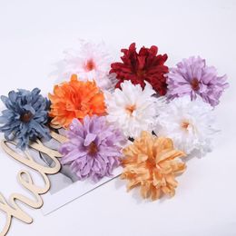 Fleurs décoratives 5pcs / lot Soie Artificielle 13cm Guirlande Fleur De Noël Tête De Chrysanthème Fête De Mariage Décoration De La Maison DIY Artisanat Décorer