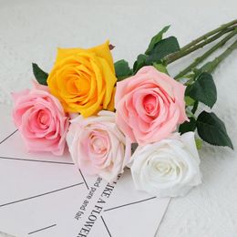 Fleurs décoratives 5pcs Single branche hydratant réel tactile rose artificielle fleur de fleur de maison décoration fausse flore couronne de mariage décoration de mariage