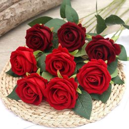Decoratieve bloemen 5 stks enkele rozenstam Hoogwaardige kunstmatige zijdebladeren Red Velvet Wedding Party Home