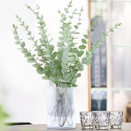 Decoratieve bloemen 6/12pcs Simulatie Eucalyptus Bladeren kunstmatige groene planten nepbloemtak Noordse bruiloftsfeestje Huiskamer tuin