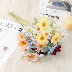 Decoratieve bloemen 6 Hoofd Little Chrysanthemum Faux Bouquet Plastic Silk Artificial Flower voor thuisbasis Decoratie Witgele nep