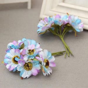 Flores decorativas 60pcs 4cm crisantemo artesáneo flor para coronas para el cabello caja de regalo de recortes decoración de bodas seda falso falso