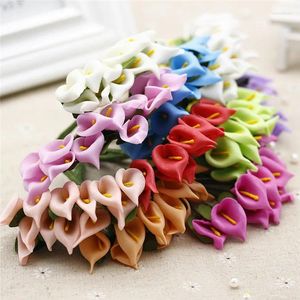 Flores decorativas 60 piezas PE FOAM ARTIFICAL MINI CABEZAS CALLA DIY Boda Garra Garland Caja de dulces Decoración de regalos Crafts hechos a mano Flores