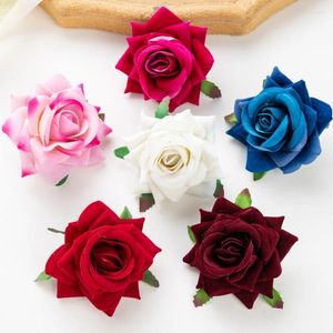 Fleurs décoratives 6cm 100pcs Flanelle rouge Roses enroulées pour le scrapbooking Christmas Home Mariage Garden DIY Boîte de bonbons artificiels