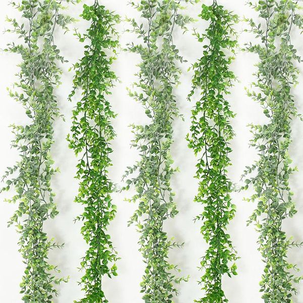 Flores decorativas 6 pies Faux Eucalyptus Garland Vines Plant Artificial Vine Hanging Green Leaves para la decoración de la pared del hogar de la boda