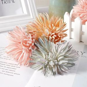 Fleurs décoratives 6pcs 12cm de soie de soie artificielle Fleur artificielle Mini bouquet de mariage pour le mariage Decor DIY Couronne Garland Christmas faux