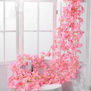 Fleurs décoratives 6pcs fleurs de cerisier artificielles 135 tête de fleur vigne tenture murale en soie pour la décoration de mariage rotin faux feuille de plante