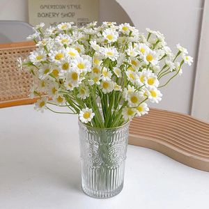 Fleurs décoratives 6pcs Artificiel Daisy Bouquet Dutch Chrysanthemum Cosmos Mariage Party Home Decoration Ornements en soie Faute Fleur