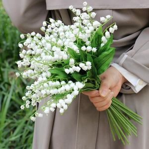 Fleurs décoratives 6pcs Lily artificiel de la vallée Fleur en plastique Romantique Blanc de mariage Bouquets de mariée