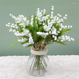 Decoratieve bloemen 6 stks Plastic Witte Bellflower Artificial Valley Lily Flower For Home Decor Fake Plant Wedding Bride Bouquet Verjaardag