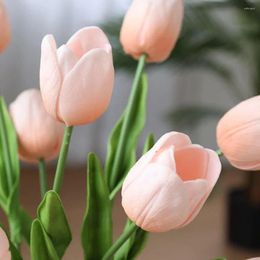 Flores decorativas 6 piezas Tulip Flower Artificial Bouquet Decoración de bodas falsas Toque real
