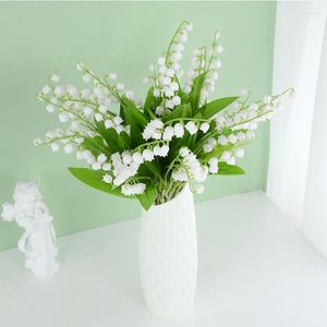 Fleurs décoratives 6pcs blanc artificiel muguet fleur soie bouquet de mariée fausse plante pour la décoration de fête de mariage romantique