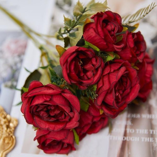 Flores decorativas 8 cabezas de seda artificial peonía verde rojo rosa rosa flor falsa para la decoración del ramo de la fiesta de la habitación de la mesa de la boda