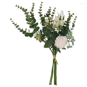 Decoratieve bloemen kunstmatige boeketten bloemstukken zijden rozen eucalyptus bladeren bessen bruiloft bloemen