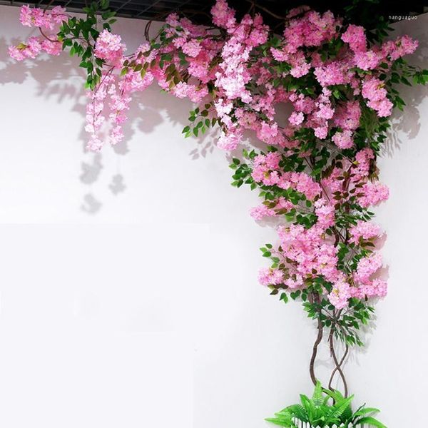 Flores decorativas Cerezo artificial Sakura Tallo con flores Ramas secas Juegos de ratán para la decoración de la pared del hogar