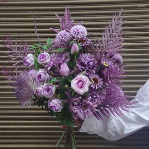 Bouquet de pivoines roses poussiéreuses artificielles, fleurs décoratives, mélange de fleurs violettes avec pièce maîtresse