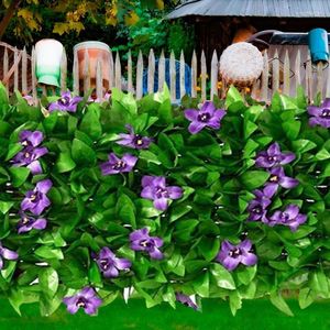 Decoratieve bloemen kunstmatige faux klimop blad en violette bloem privacy hek scherm groene achtergrond voor balkon buiten de tuin achtertuin balkon