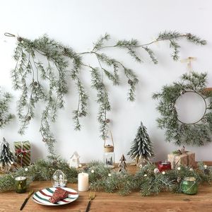 Decoratieve bloemen Kunstmatige bloem Vine kerstsimulatie Geflokd pijnboompitten bladeren Rattan voor thuis slinger ornament Xmas Holiday Decor