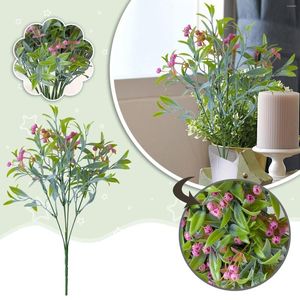 Decoratieve bloemen, kunstbloeiende planten en namaakgroenbladeren, natuurdecor voor binnenruimtes, realistisch leven