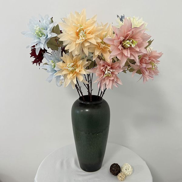 Flores decorativas Flores artificiales Crisantemo de garra grande con tres cabezas para fiestas familiares Boda