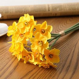 Fleurs décoratives Narcisse artificielle 6 têtes Bouquet de soie avec des tiges Flower Arrangement de Noël Fournitures de mariage