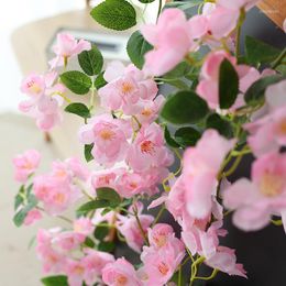 Flores decorativas artificiales de seda rosa Sakura Vine accesorios de pografía de boda hogar jardín El colgante de pared planta de flor de cerezo de ratán