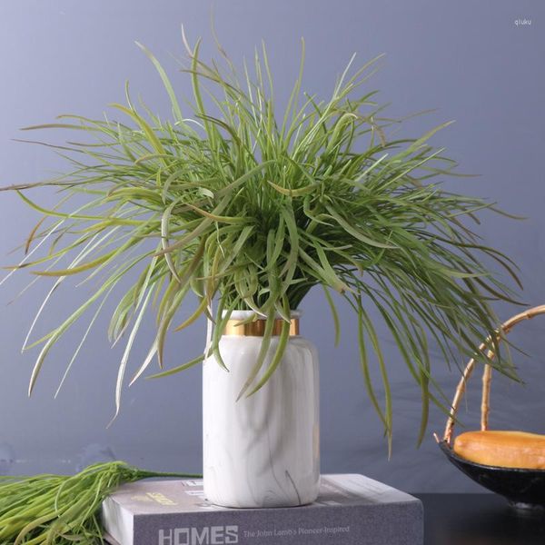 Fleurs décoratives plantes vertes artificielles à sept têtes en plastique d'herbe fine en pot sont placées dans le bureau intérieur