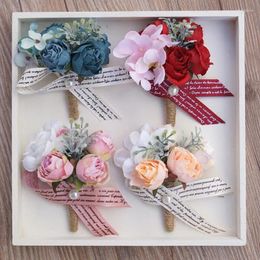 Fleurs décoratives Silk artificiel Rose Fleur Groom Boutonniere Man Buttholes de la mariée Corsage à la main Décoration de fête de mariage à la main 1 Pieces