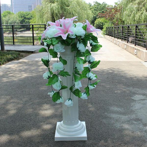 Fleurs décoratives Fleur de lys de rose de soie artificielle avec colonne romaine pour les centres commerciaux Open de célébration des fournitures de pilier 4 ensembles / lot