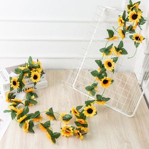 Decoratieve bloemen Kunstmatige zonnebloemslinger Nep zijden bloem Wijnstok Rotan Groene bladeren Stof Bloemenhoofd voor bruiloftstafel Thuisfeest