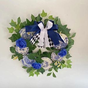 Decoratieve bloemen kunstmatige kransen slingers houten bord blauw en witte porseleinen kransdecor