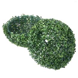 Decoratieve bloemen kunstmatige kransen buiten topiary ballen hangende decor nepbomen rond gras gesimuleerde milano