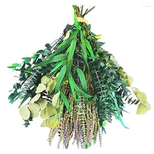 Fleurs décoratives assorties de plants verts d'eucalyptus mélangé